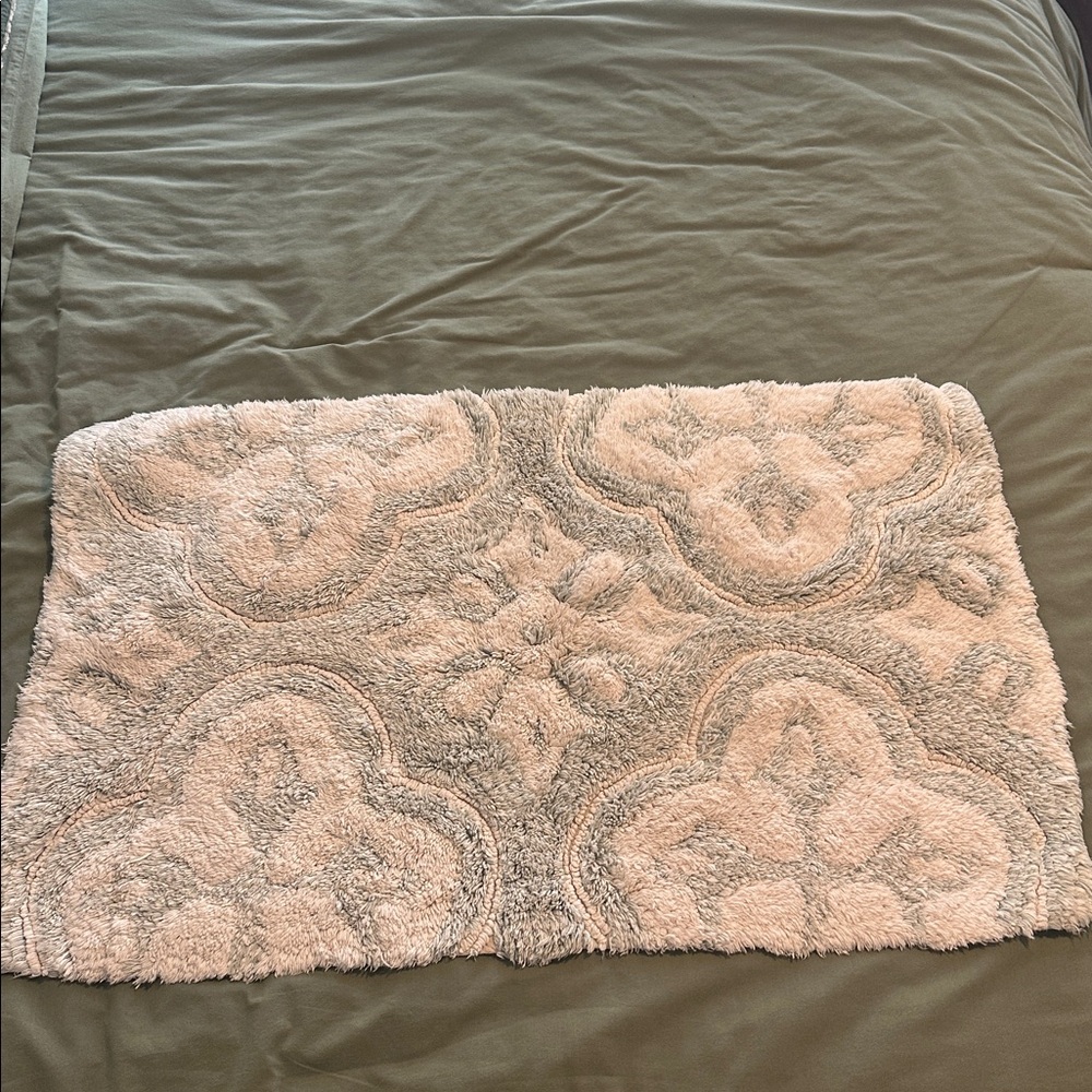 Threshold Patterned Bath Rug - White and Blue